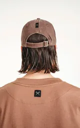 Sudadera de algodón premium americano color cáñamo, con corte extra oversize, hombros caídos y cuello redondo.