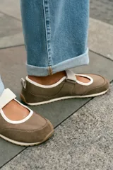 Zapato tipo bailarina deportiva barefoot color marrón, con detalles en beige, puntera amplia, suela flexible y cierre con tira ajustable en el empeine.