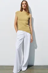 Pantalón de algodón color blanco, con tiro medio, cintura elástica ajustable con cordón y pernera recta amplia.
