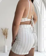 Conjunto de top y short color blanco con rayas verticales color beige. El top es corto con escote en V y breteles anchos. El short es ajustado al cuerpo.