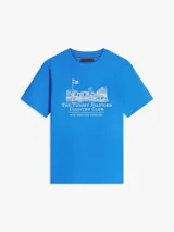 Remera de punto grueso color azul, de corte regular y cuello redondo. Presenta un bordado frontal en tono claro con la ilustración de un club de campo y el texto "The Tommy Hilfiger Country Club".