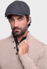 Sweater de punto color beige, con cuello alto abotonado y mangas largas.