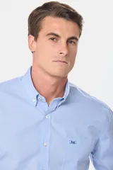 Camisa celeste con estampado a cuadros, de manga larga, con cuello abotonado, bolsillo en el pecho y logo bordado.