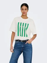 Remera de manga corta con cuello redondo y hombros caídos, confeccionada en jersey de algodón con estampa frontal de rayas verticales verdes y rosadas con texto.