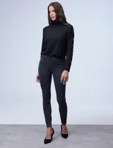 Jegging azul con pretina elastizada, bolsillos delanteros simulados y bolsillos traseros aplicados.