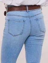 Jean elastizado de tiro alto y pierna semi-oxford, color azul, con diseño clásico de cinco bolsillos y dobladillo en el ruedo. Incluye un cinturón trenzado de cuerina marrón con hebilla metálica dorada.