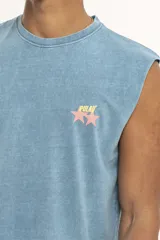 Musculosa marrón con cuello redondo y estampado pequeño en el pecho con el logo de la marca.