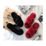 Pantuflas de estar por casa con diseño de bandas cruzadas, confeccionadas en material sintético de pelo largo y suave. Poseen suela de goma con plantilla acolchada.