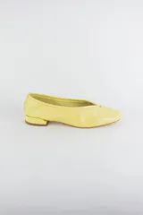 Mocasines de cuero metalizado color gris, con diseño de punta cuadrada y costura central fruncida en la capellada.