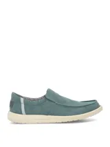 Zapato tipo slip on color verde con suela de goma EVA en tono beige y detalles elásticos en los laterales para mayor comodidad.