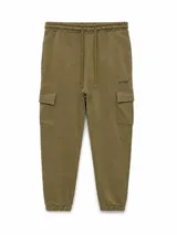Pantalón de jogging tipo cargo color verde militar, con cintura elástica y cordón de ajuste. Presenta bolsillos laterales con solapa, costuras reforzadas en las rodillas y puños elásticos en los tobillos. Incluye un pequeño logo bordado en la parte superior.