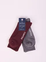 Pack de dos pares de medias lisas de algodón, una en color bordó y otra en color gris, con el nombre de la marca estampado en blanco en el lateral.