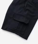 Bermuda cargo negra confeccionada en sarga de algodón, con cintura tradicional, cierre de cremallera y botón, y bolsillos laterales útiles.