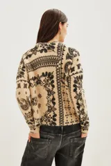 Sweater de punto con diseño estampado estilo paisley en tonos beige y negro, de cuello redondo y manga larga.