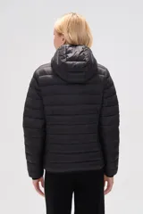Campera puffer negra de nylon con capucha y cierre frontal.