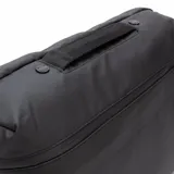 Mochila urbana de diseño minimalista en color negro, con compartimento principal con cierre y asa superior reforzada. Presenta el logo de la marca en la parte inferior frontal.