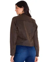 Chaqueta estilo moto de tela encerada color marrón, con cierre frontal metálico, cuello con broche a presión y detalles de costuras reforzadas. Incluye etiqueta con logo en el pecho y cierres en los puños.