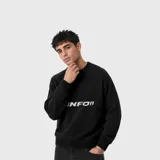 Sweater de punto color negro con cuello redondo y diseño de texto bordado en blanco en el pecho. Presenta puños y ruedo acanalados.