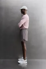 Pantalones cortos de running confeccionados en tejido técnico ligero y elástico, con malla interior. Presentan cintura elástica ajustable con cordón, bolsillo trasero con cierre y aberturas laterales en el bajo.