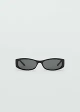 Gafas de sol de diseño rectangular y armazón de pasta color negro con cristales oscuros.