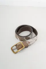 Cinto de cuero con estampado animal print en tonos marrones y blancos, con hebilla metálica dorada.