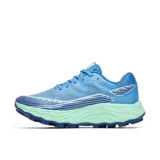 Championes de trail running Merrell Agility Peak 6, color azul con detalles en verde agua y suela Vibram. Presentan diseño técnico con malla transpirable, refuerzos en TPU y entresuela de espuma FloatPro+ para mayor amortiguación y retorno de energía.