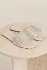 Sandalias negras con base cuadrada y tira ancha cubierta de strass.