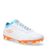 Championes de fútbol Umbro modelo Speed HG, color blanco con detalles en celeste y naranja. Presentan diseño con cordones, suela con tapones para superficies firmes y logo de la marca en el lateral y la lengüeta.