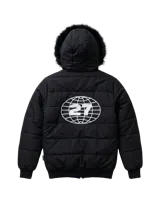 Campera puffer blanca con capucha desmontable con borde de piel sintética gris, cierre frontal, bolsillos con cierre y detalles estampados en el pecho.