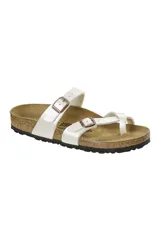 Sandalias Birkenstock Mayari con correas finas entrecruzadas de Birko-flor color blanco, hebillas metálicas ajustables y plantilla anatómica de corcho y látex.