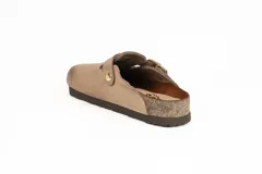 Zueco de gamuza color marrón con tira ajustable mediante hebilla metálica dorada, suela de corcho y base de goma estriada.