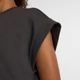 Remera de corte boxy y estilo casual confeccionada en tejido de felpa francesa de algodón. Presenta cuello redondo, mangas cortas con sisa caída y logo de la marca bordado en el centro del pecho.