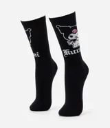 Medias de caña larga color negro con estampado del personaje Kuromi de Sanrio y tipografía gótica.