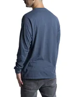 Remera de manga larga en color blanco, con cuello redondo y corte clásico. Presenta un pequeño detalle de etiqueta cosida en el puño de la manga.