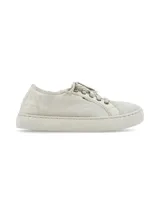 Zapatilla urbana RKF modelo Bronte, color beige, confeccionada en algodón orgánico. Posee acordonado al tono, suela de goma con costuras perimetrales y pequeña etiqueta distintiva de la marca en el lateral.