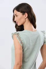 Remera color verde menta sin mangas con detalles de broderie calado en los hombros y canesú superior.
