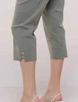 Pantalón capri sastrero de tiro alto y color verde militar, con pretina ancha, bolsillos frontales simulados y traseros funcionales, y corte entallado.