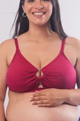 Top de bikini maternal sin aro, color fucsia, con detalle de aro metálico en el centro y frunces. Cuenta con breteles regulables y base de contención bajo el busto.