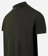 Chomba celeste de corte slim, confeccionada en tejido piquet texturizado de algodón, con cuello mao y cierre frontal parcial con botones.