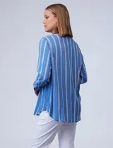 Camisa celeste con rayas verticales blancas y azules, cuello mao, escote en V y cierre frontal con botones.