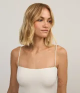 Body blanco con escote cuadrado y tirantes finos, confeccionado en tejido seamless de poliamida.