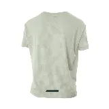 Remera deportiva Topper color verde claro con logo negro estampado en el pecho.