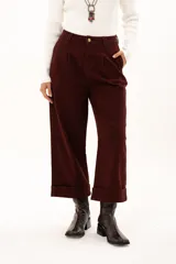 Pantalón de corte recto y tiro alto en color bordó, con diseño de pinzas en la cintura, bolsillos laterales y ruedo con dobladillo ancho.