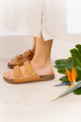 Sandalias bajas color cuero, con dos tiras anchas con hebilla y plantilla anatómica.