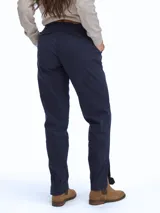 Bombacha de campo de gabardina en color azul marino, con diseño de pinzas en la cintura. Presenta un bordado de un sol en la parte superior y la palabra 'Invencible' bordada en el lateral de la pierna. Incluye puños ajustables con botones en el ruedo.