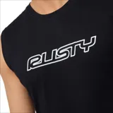 Musculosa negra con logo Rusty estampado en el pecho.