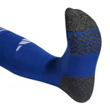 Medias de fútbol Adidas de caña alta, color azul con las tres bandas características en blanco en el puño superior. Presentan refuerzos en talón y puntera en color gris jaspeado y logo de la marca en el lateral.