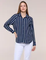 Camisa de crepe azul marino con diseño de rayas verticales blancas, cuello camisero y mangas largas raglán con puños abotonados.