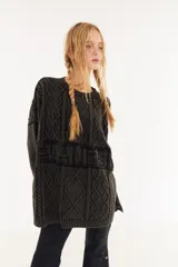 Sweater oversize unisex de tejido de punto con diseño de ochos y efecto lavado. Presenta cuello redondo, mangas largas y una franja central con letras en relieve.