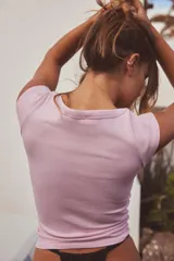 Camiseta ajustada de rib con cuello barco y manga corta, con diseño de rayas horizontales en blanco y negro.